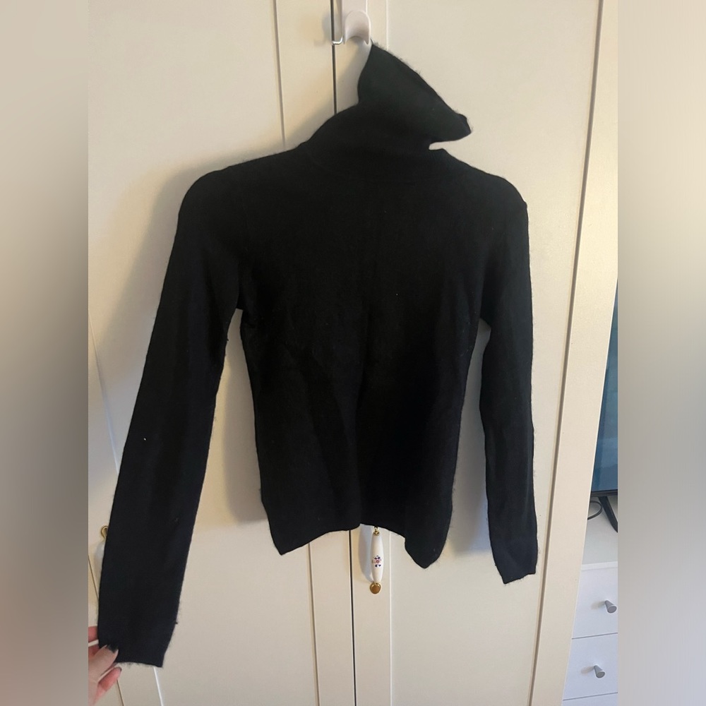 Black fitted cashmere turtleneck